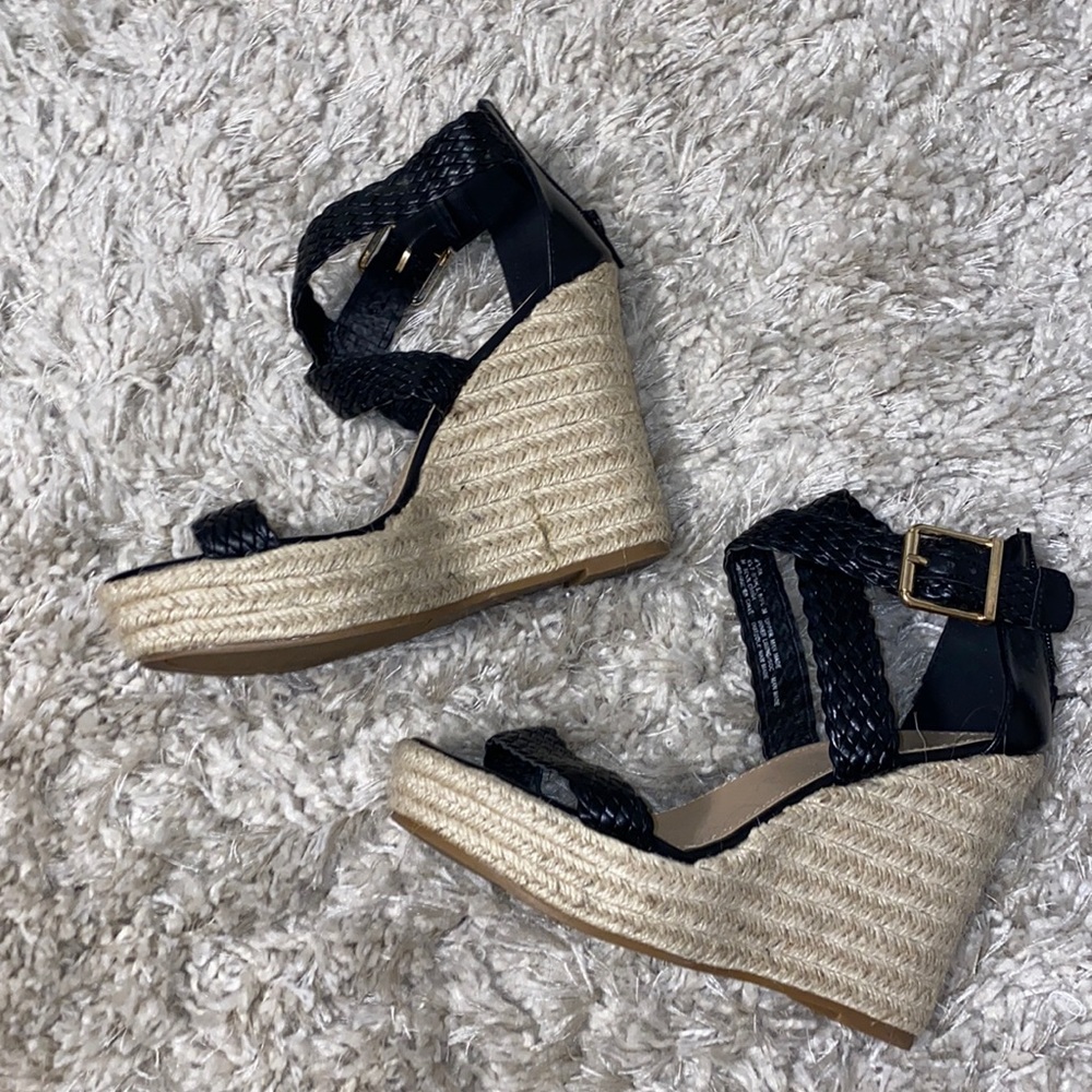 Black wedges